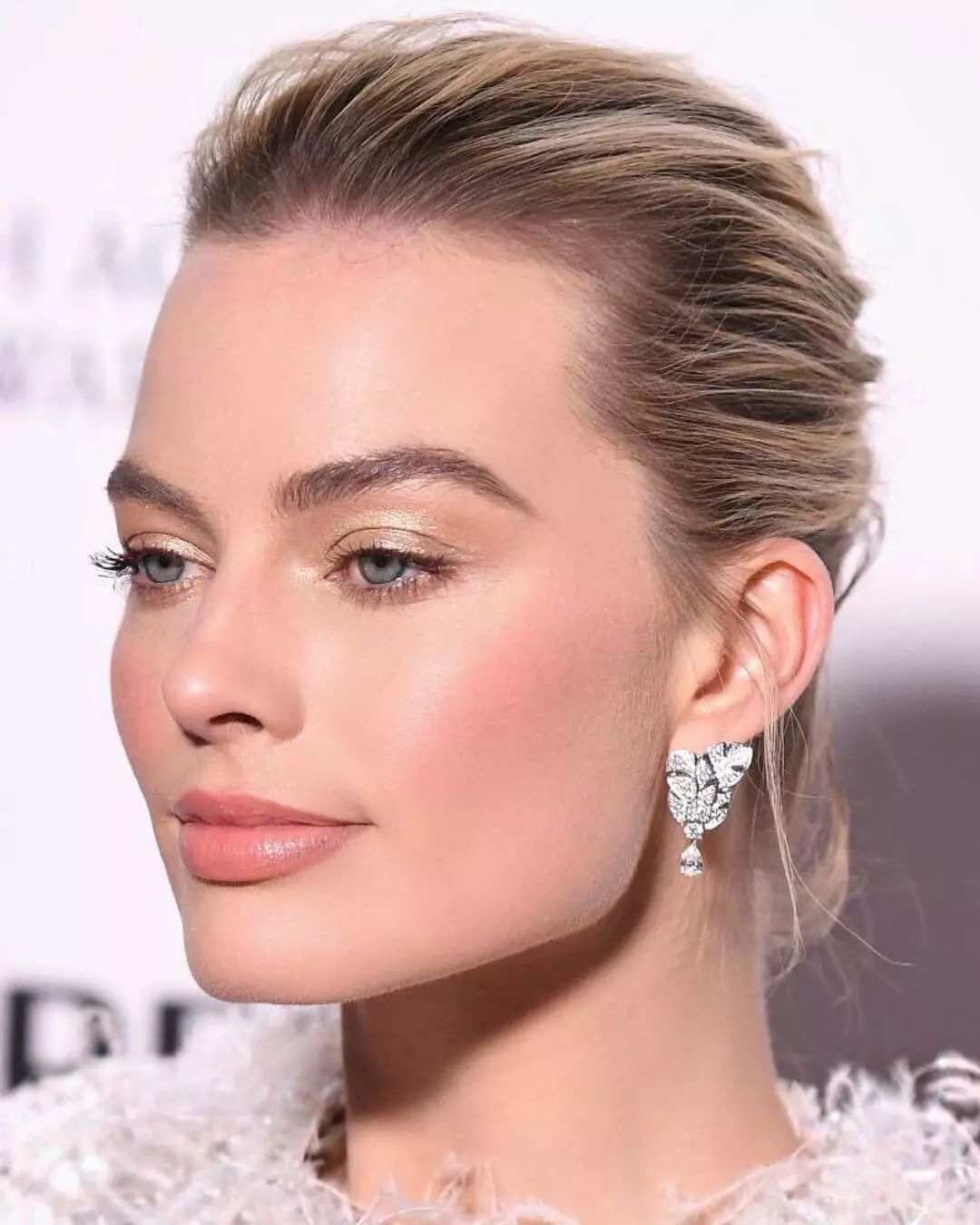 用了很多大牌护肤品依旧没有改善,用了很多护肤品就是没改变