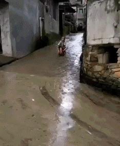 几十元的扭扭车,硬是被你开出了几百万豪车的感觉