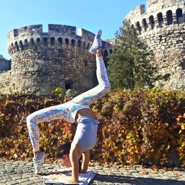 腿粗腿不直的多练这个动作,直腿瘦腿拉伸入门