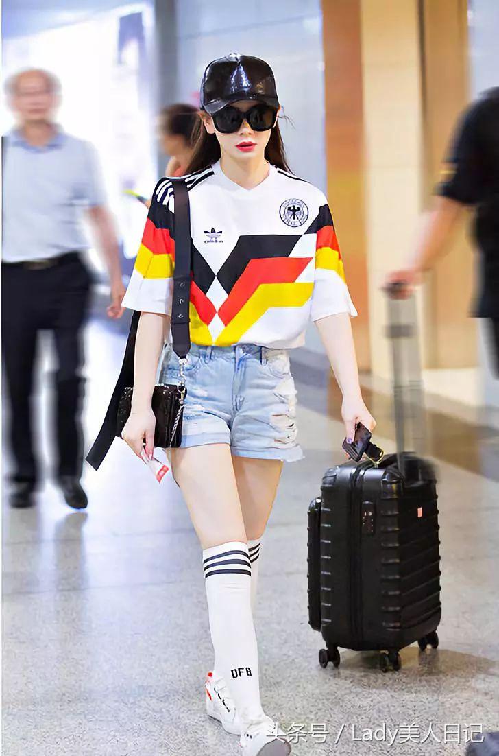 虽然世界杯变成了欧洲杯，但是戚薇的这套德国球衣还是很有看头的
