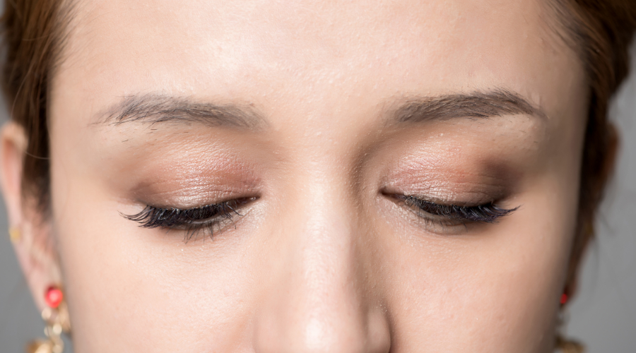 鼻子每天都能挤出白色油脂怎么治,鼻子脸部挤出白色线状米粒是什么