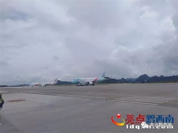 兴义万峰林飞机降落视频夜景,兴义万峰林机场飞机起飞视频