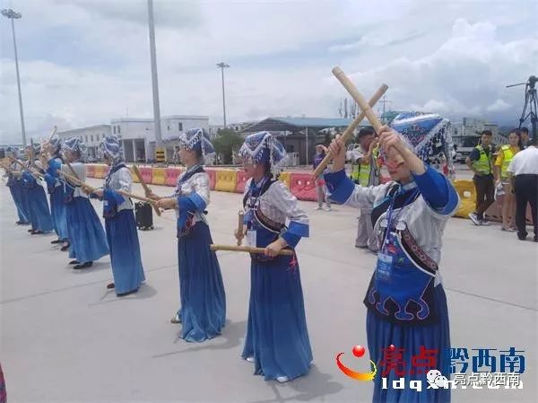 兴义万峰林飞机降落视频夜景,兴义万峰林机场飞机起飞视频