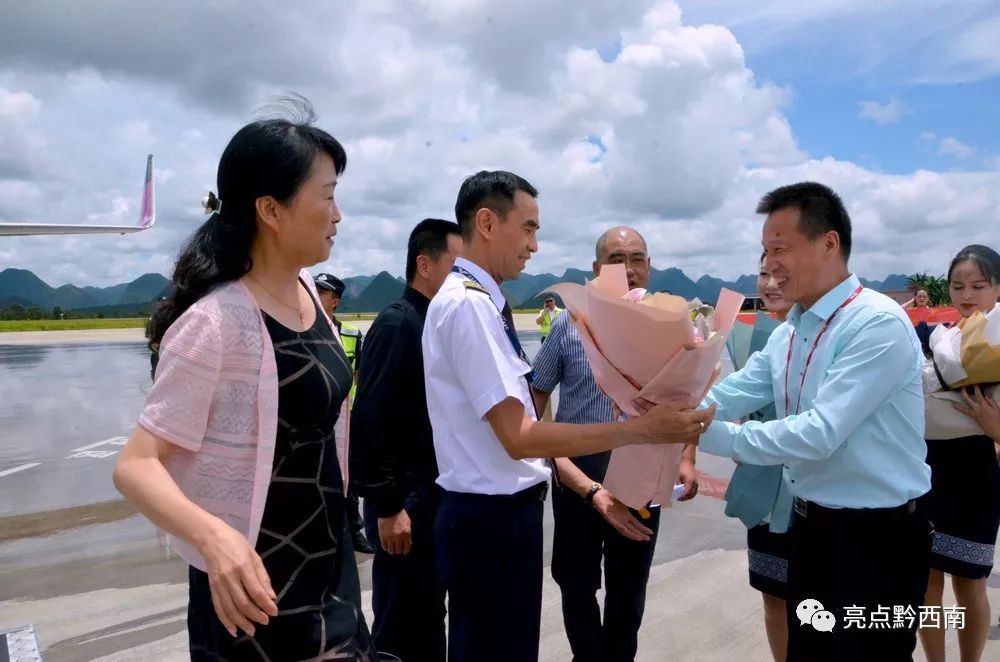 兴义万峰林飞机降落视频夜景,兴义万峰林机场飞机起飞视频