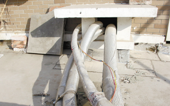 新房烟道管渗水找谁负责,1层烟道顶部漏水怎么办