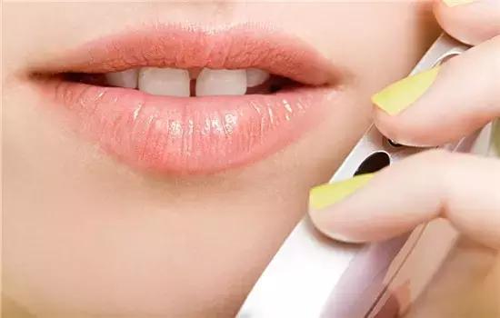 唇纹怎么消除小视频,如何判断自己是深唇纹还是浅唇纹