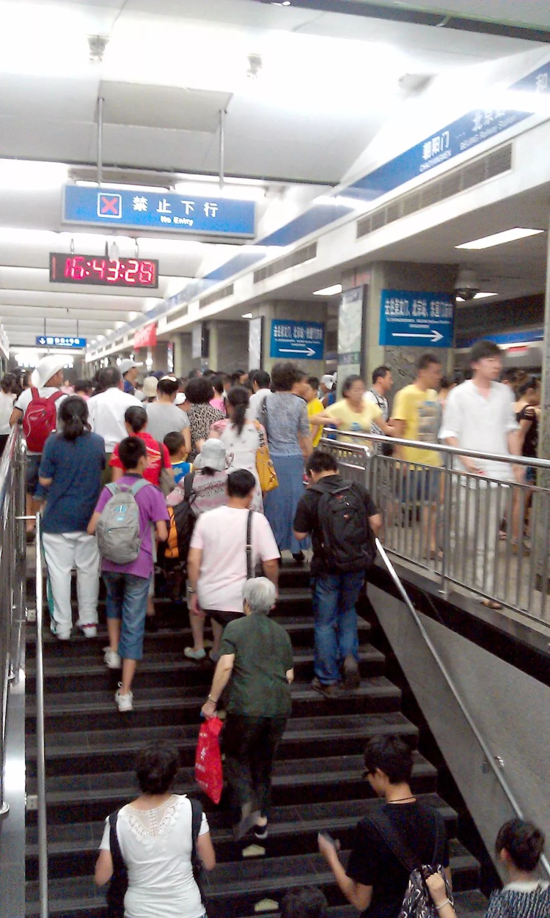 高温送清凉致敬烈日下的坚守 (致敬高温下坚守的你们)