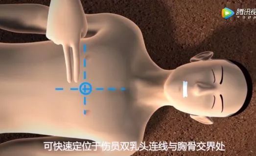 73岁老人跪地救恩人,六旬白发老人跪冰救人