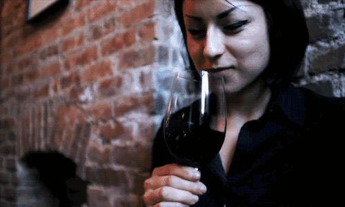 喝白葡萄酒如何正确拿杯,喝葡萄酒时如何优雅地摇杯