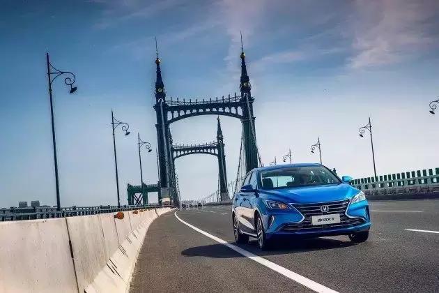 最美两厢车长安逸动xt,长安两厢车逸动xt该怎么选