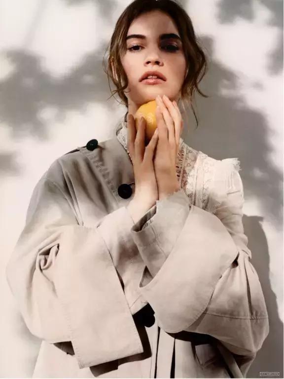 女孩穿上水晶鞋可以操控整个世界,穿上水晶鞋变成美女