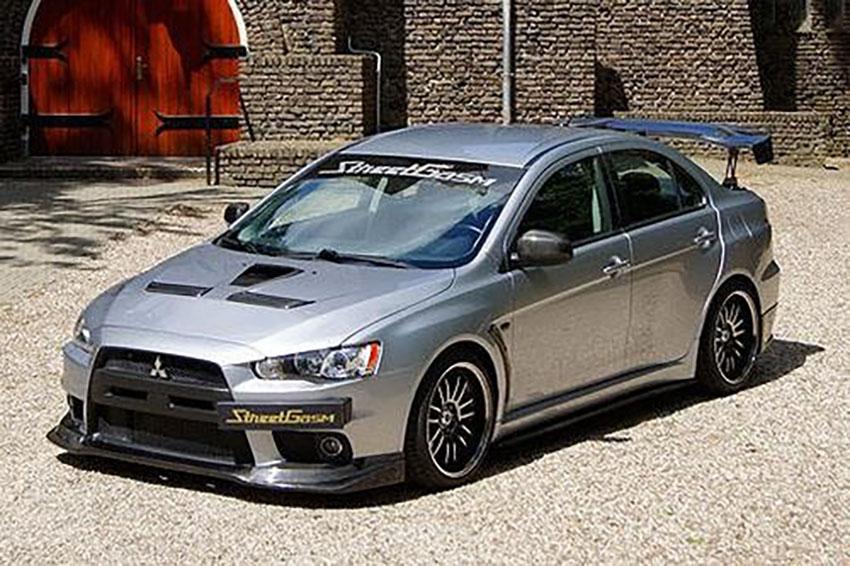 三菱翼神和马自达六轿跑空间对比,年轻人的第一台车三菱翼神