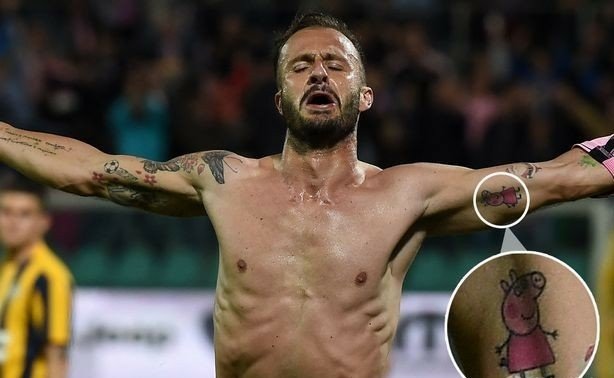 盘点足球运动的奇特纹身：内马尔纹母亲头像，梅西私密部位纹红唇