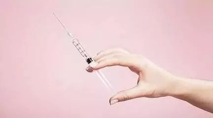 让女朋友吃避孕药被发现了,出差两个月发现女朋友在吃避孕药