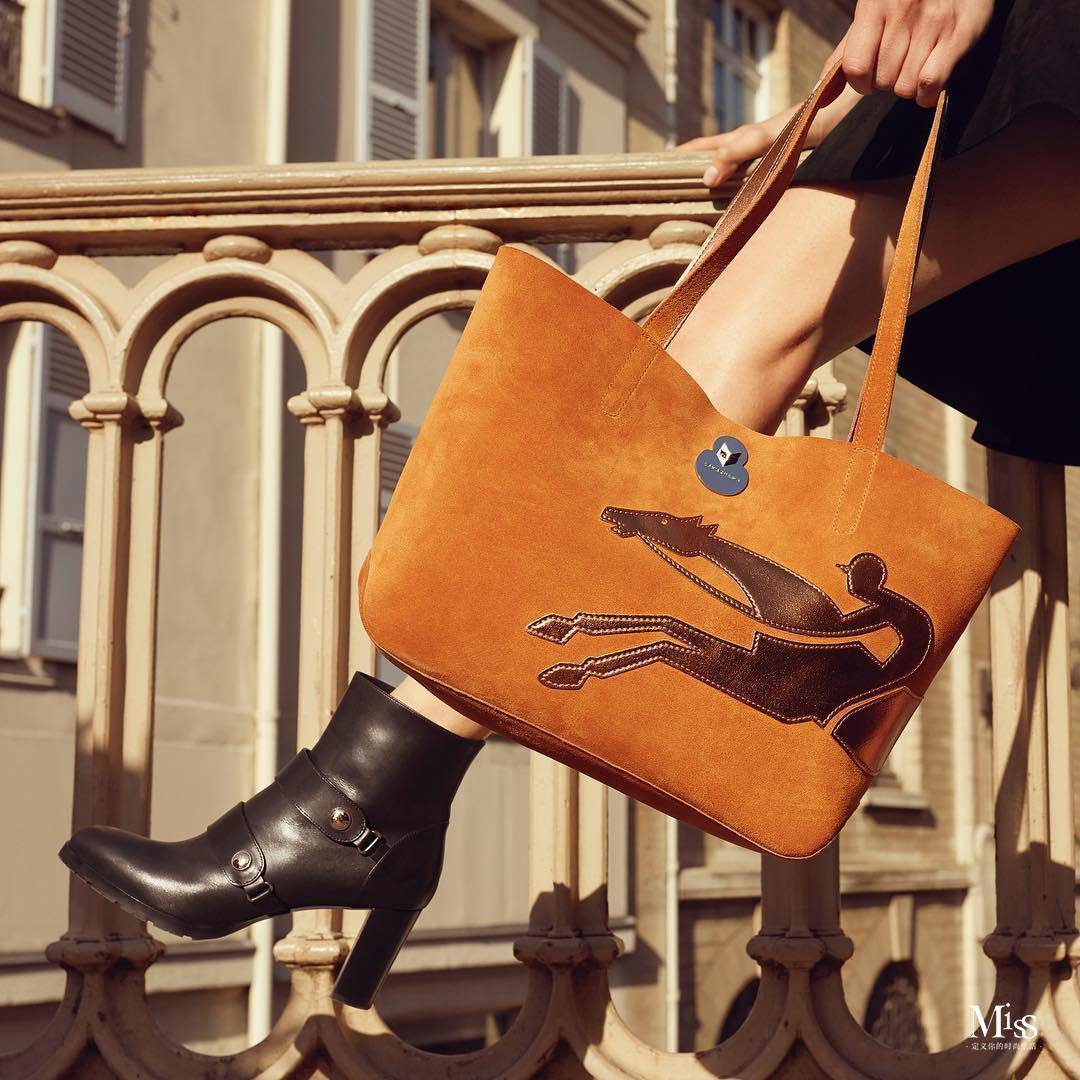 女人背包的姿态,姿态女生表情包