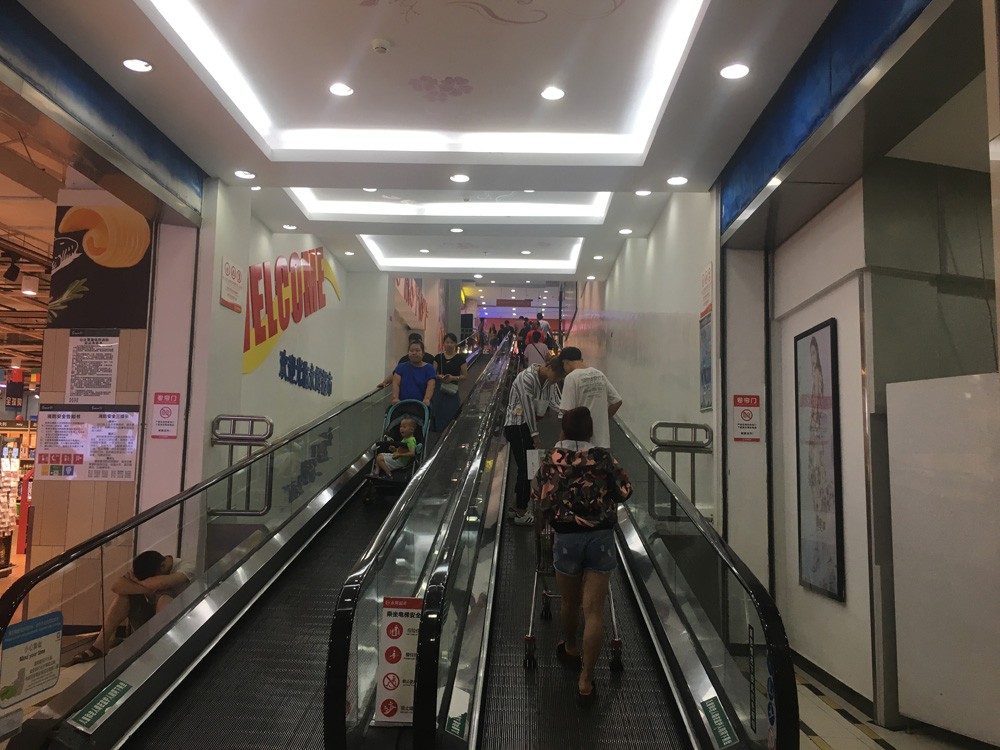 商铺空置商户关门合肥明发商业广场人气爆冷现状堪忧