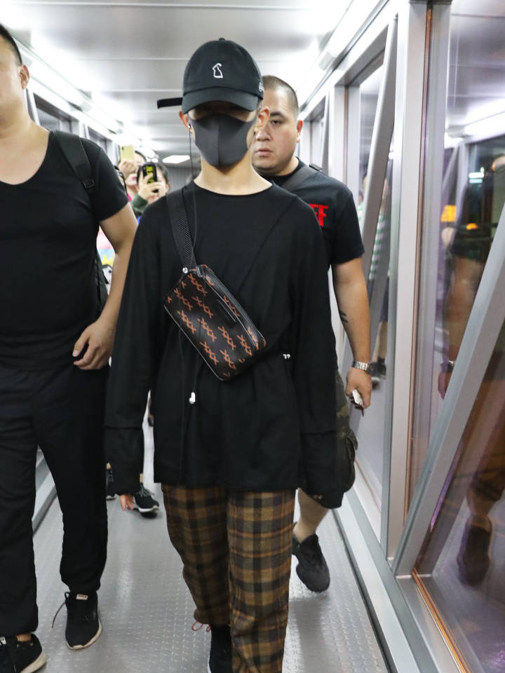 tfboys易烊千玺个人solo红衣,tfboys七周年演唱会易烊千玺服装