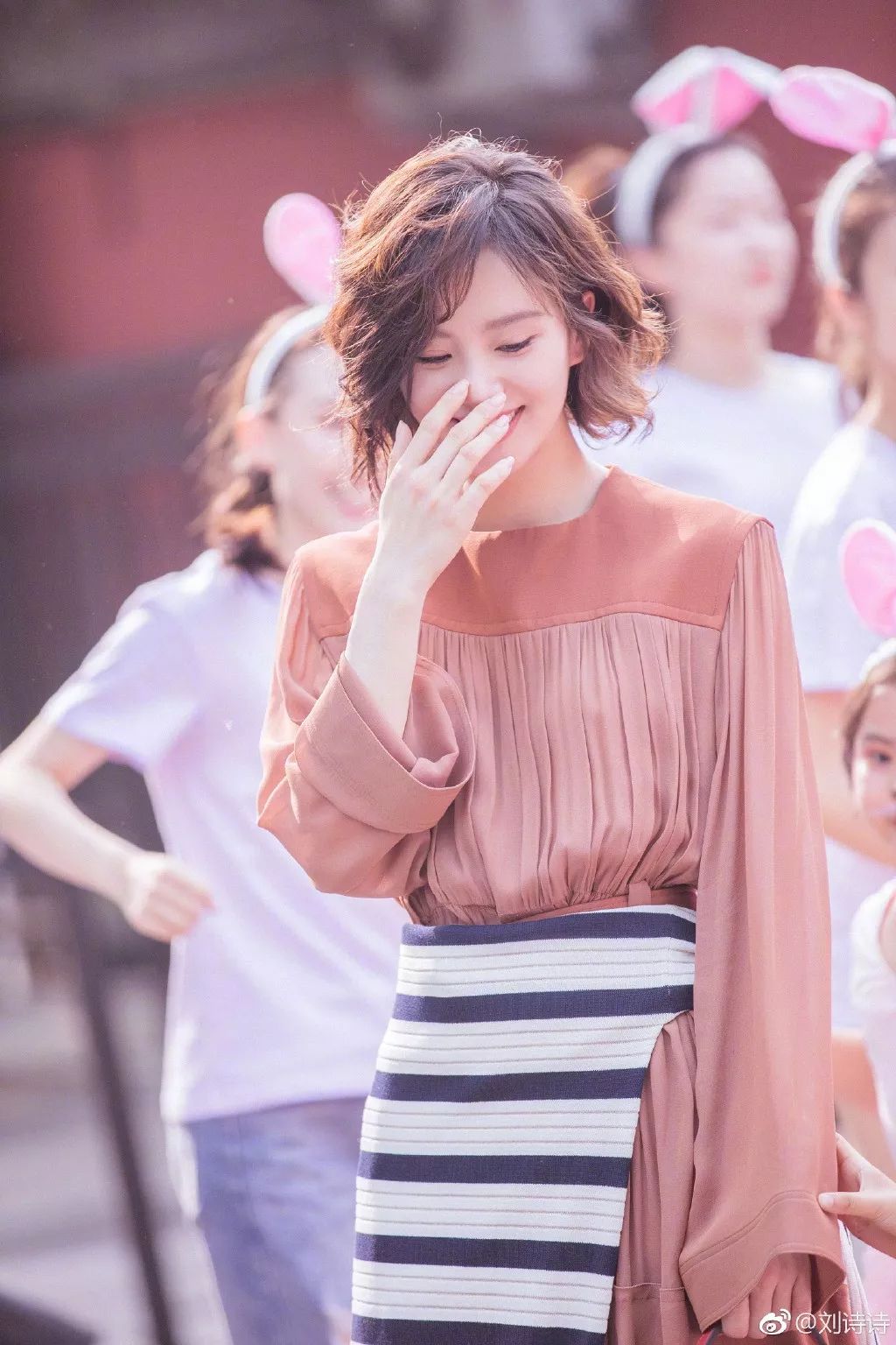 阚清子短发中分两股编发教程,阚清子同款短发发型适合什么脸型