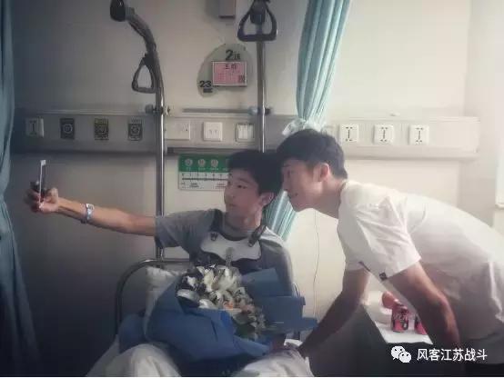 暖心!张晓彬探望患病小球迷愿足球的力量助你战胜病魔