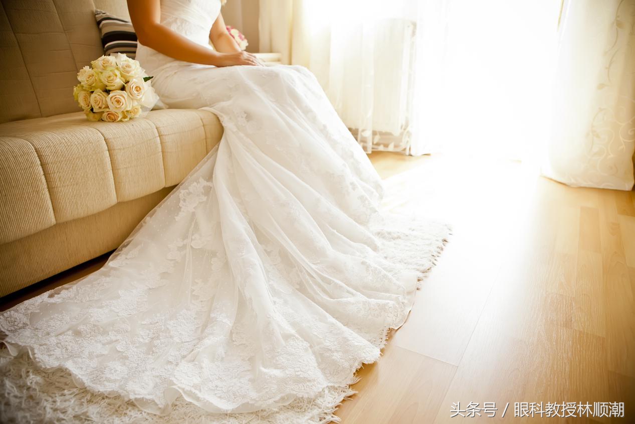 20岁女孩一夜变白发,重庆女子24岁头发一夜变白的原因