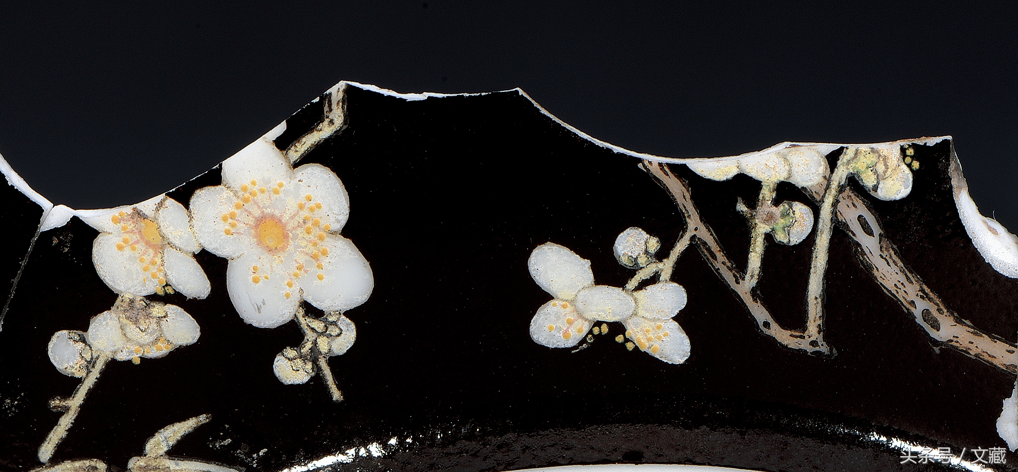 瓷胎画珐琅彩图案上有网格纹,清宫珐琅彩精美瓷盘图片欣赏