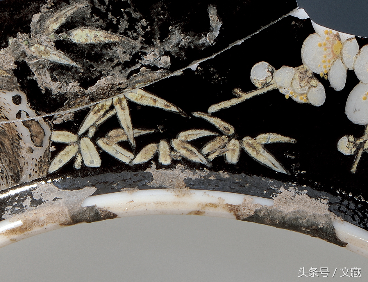 瓷胎画珐琅彩图案上有网格纹,清宫珐琅彩精美瓷盘图片欣赏