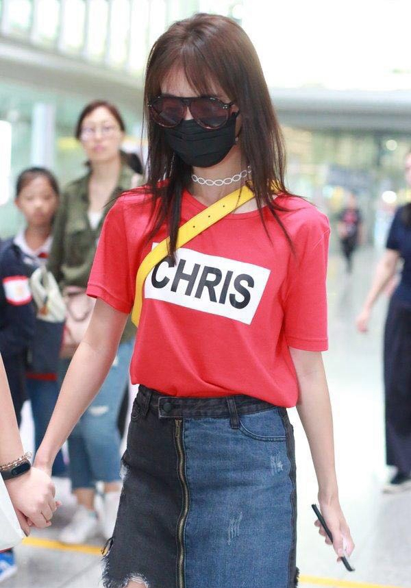 吴谨言穿黑色西装裙出席活动美图,吴谨言机场穿衣搭配