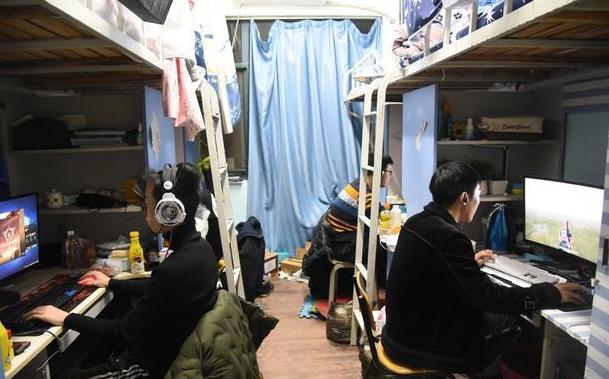 大学，自己买的电脑放着不用却去网吧抢位子，原因你可能不信