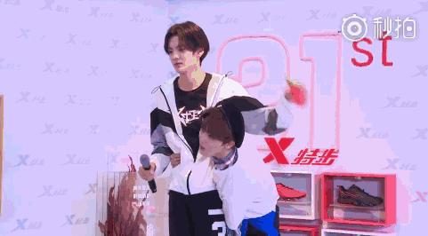 乐华七子久违的合体,乐华七子西装