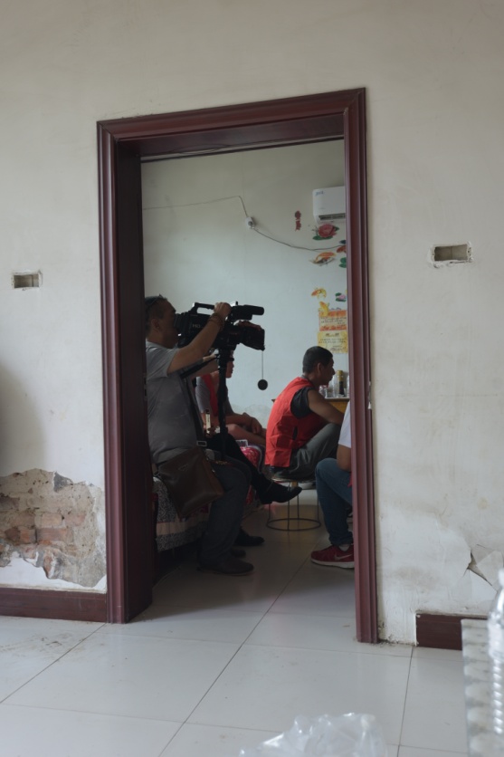 原先你帮别人，现在我们帮你，她躺在病床上为何流出喜悦的泪水？