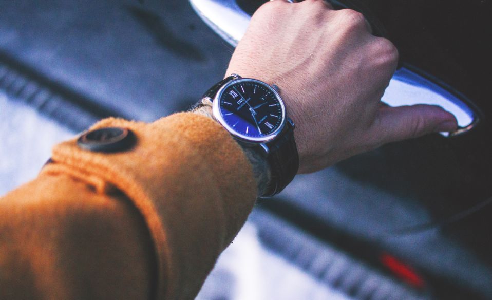 手表一天快30秒正常吗,手表走得快是不是假的