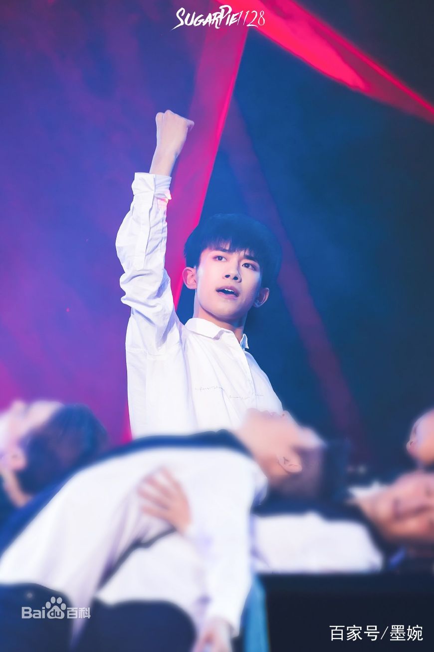 易烊千玺热舞神场面,易烊千玺唱歌跳舞完整版