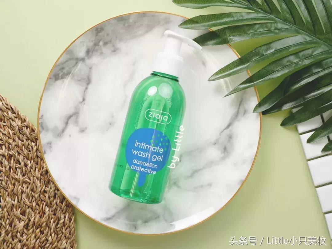 男生在女生的耳朵说悄悄话,男生和男生之间说悄悄话