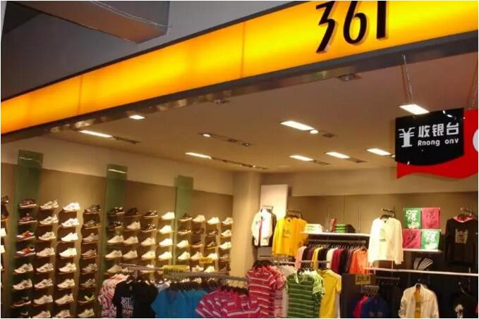 时下年轻人喜爱的潮牌有哪些,年轻人现在穿的潮牌有哪些