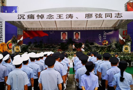 全城鸣笛送牺牲英雄回家,全城出租车送别牺牲民警