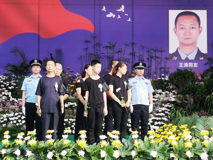 四川逃犯砍杀2警察：误以为仇人藏身派出所疯狂报复