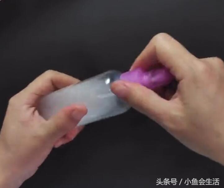 没有熨斗情况下怎么给衣服除皱,衣服有褶皱又没熨斗怎么让它变直