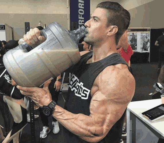 健身和不健身的同龄人,不健身的时候睡前喝蛋白粉好不好