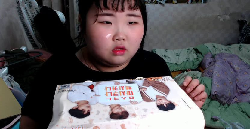 这么胖的吃播小姐姐,宿舍吃“手抓炸鸡”,网友:都看她身后