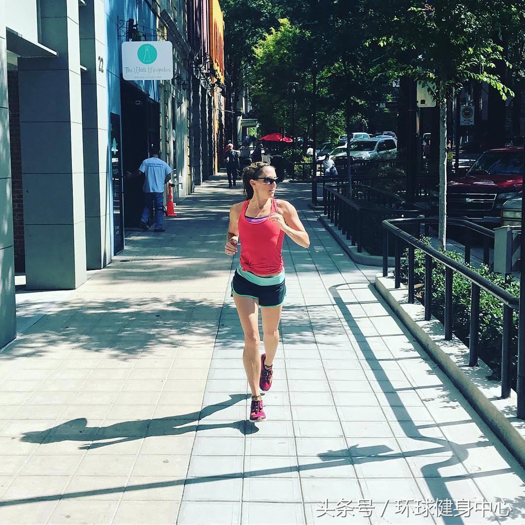 跑步小腿疼缓解的方法如下,跑步小腿怎么缓解疼痛