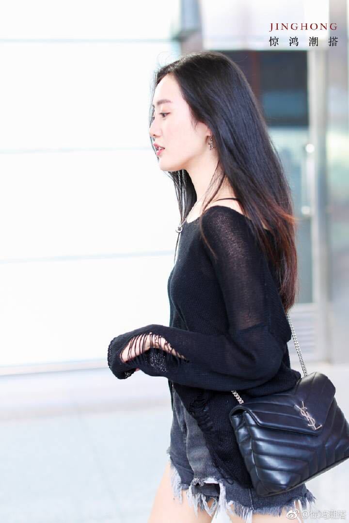 王梓薇非要把短裤扯破，连安全裤都露出来了，腿上的毛太尴尬了