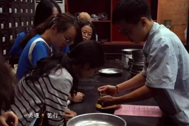 中国美院师生眼中的「文化下城」是怎样的？他们用画笔绘出了改革开放40周年的成果