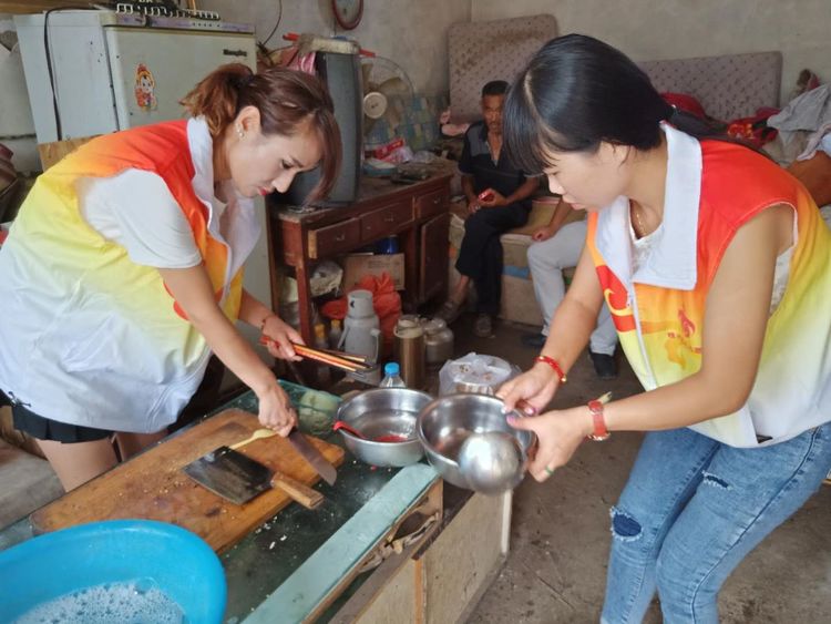 关爱自闭症的孩子视频,关爱智力残疾孩子