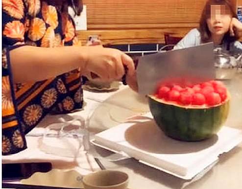 闺蜜生日，妈妈送半个“西瓜”，她本要生闷气，结果切开乐了