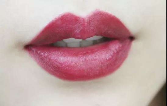 口红怎么涂好看三款超美唇妆画法,半唇妆口红怎么涂
