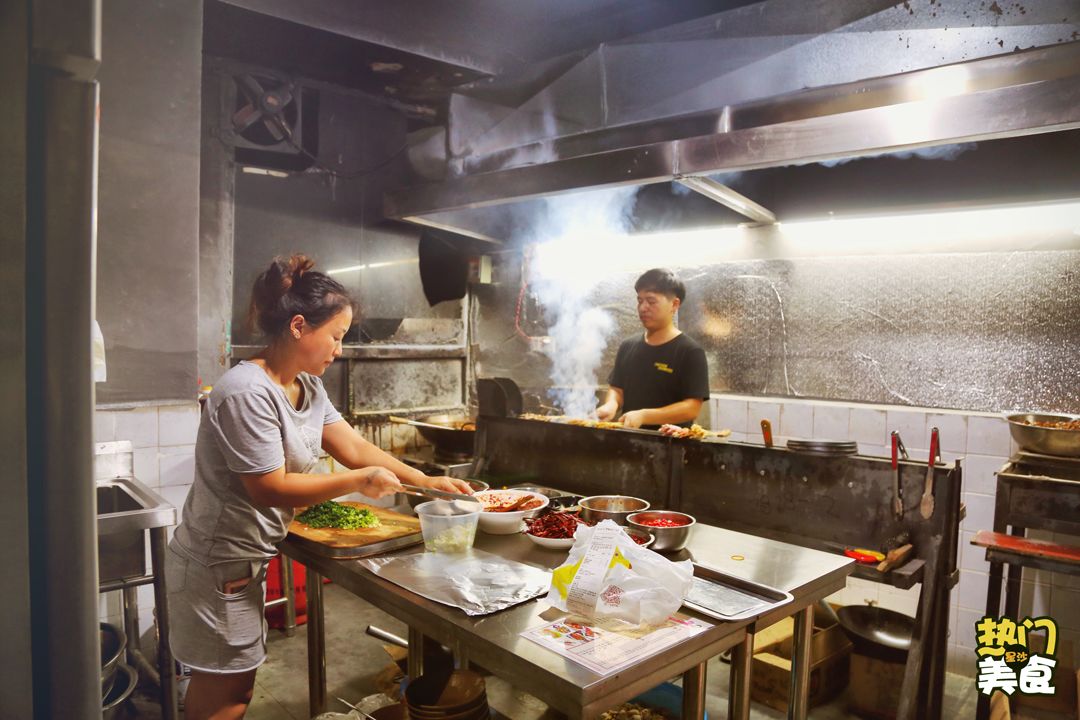 星沙这个老板竟把烧烤店开在远离闹市的偏僻之地，居然还火到不行