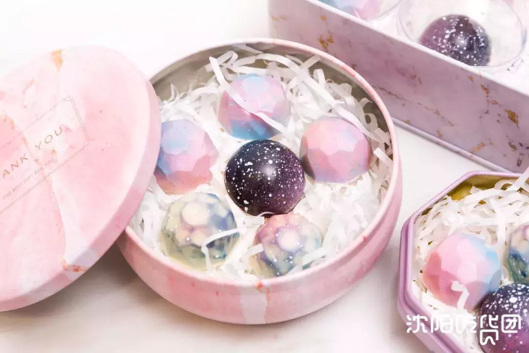 一口吞下宇宙!史上最“*力暴**”星空蛋糕,吃它得用锤子砸!