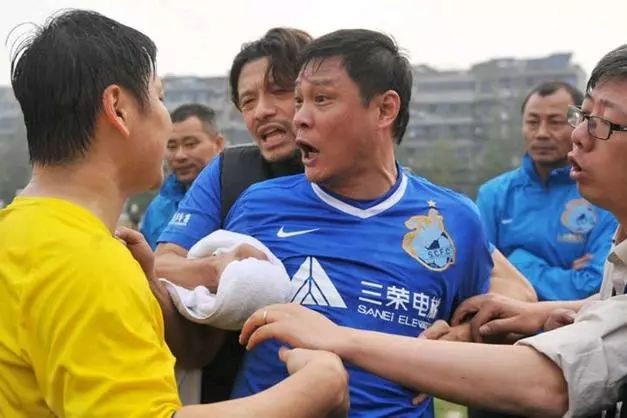 范志毅殴打裁判名场面,范志毅马明宇李玮锋球霸