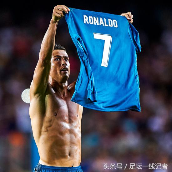 诺坎普奇迹梅西跳上围栏晒球衣,诺坎普全场膜拜梅西庆祝照片