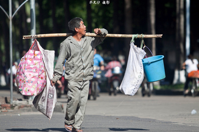 俗话说宁可男大一轮不可女大一成,农村老话男凹女凸不寡就孤